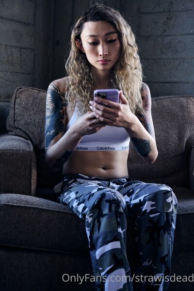 Foto hot Strawisdead di nudi