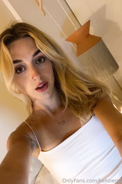 Fotos calientes Kenziereena de desnudos con la cara a la vista