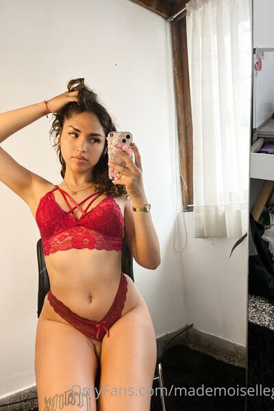 Foto hot Mademoisellegia di nudi