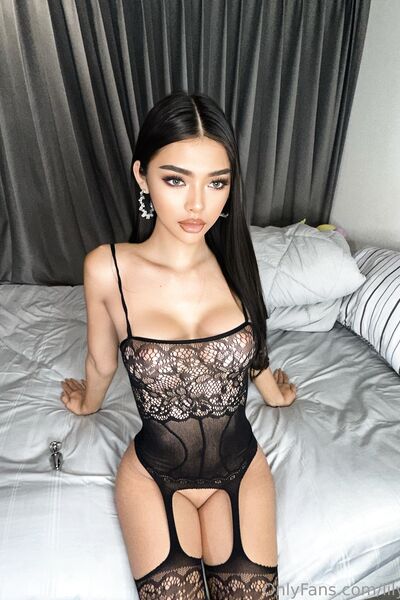 Fotos sensuais Singapore Lily de nudez