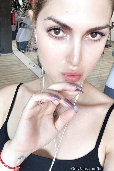 Photos de nu Mia Karolys sexy