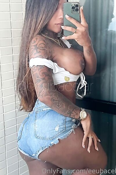 Patricia Bacelar Photos de nu (44 photos)