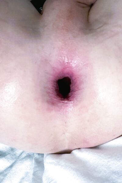 Gioco da femminuccia travestita con un plug gigante